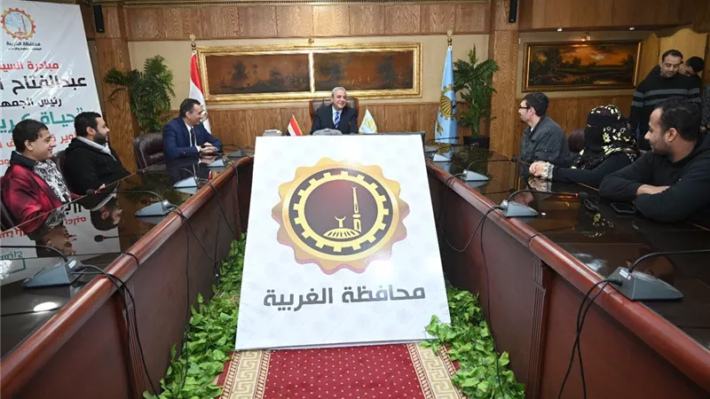 محافظ الغربية يفتح أبواب الأمل ويُسلم 35 عقد عمل لأبناء عروس الدلتا