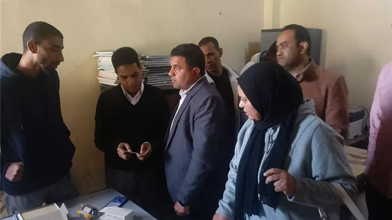 بدء استخراج الشهادات الصحية للمواطنين خلال زيارة وكيل صحة الأقصر للطود