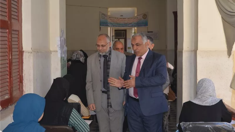 نائب رئيس جامعة الأزهر يتابع الامتحانات ويبحث سبل دعم الكليات بدمنهور