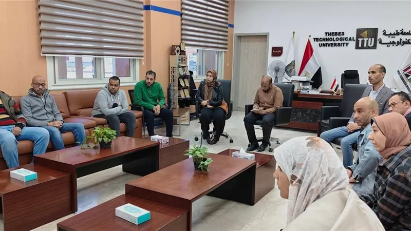 رئيس جامعة طيبة التكنولوجية يناقش ميزانيات الكليات