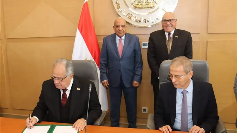 «الكهرباء» و«العربية للتصنيع» تؤسسان شركة لتشغيل وصيانة الطاقة الشمسية