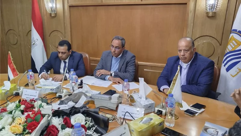 استجابة لمطالبهم.. محافظ قنا يوجه بجدولة ديون تجار شادر نجع حمادي