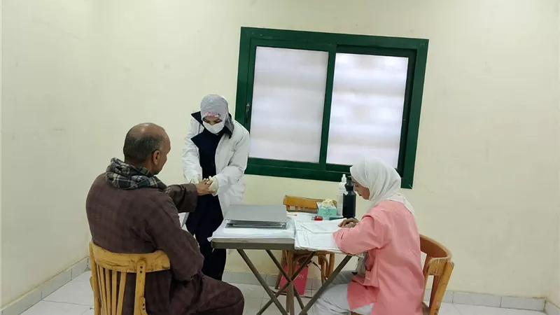698 حالة تستفيد من خدمات القافلة العلاجية بمدينة إسنا بالأقصر