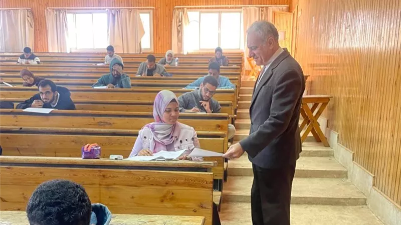 رئيس جامعة أسوان يتفقد امتحانات كلية الهندسة ويزور لجان الطلاب الوافدين