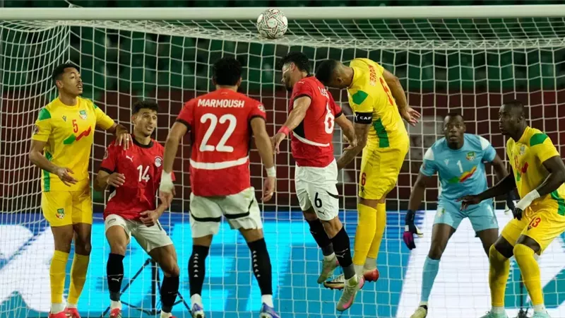 منتخب مصر بالقميص الأحمر ضد كوت ديفوار في أمم أفريقيا