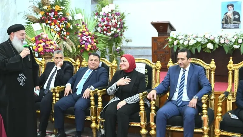 جامعة دمنهور تقدم التهنئة بعيد الميلاد المجيد لنيافة الأنبا إيلاريون