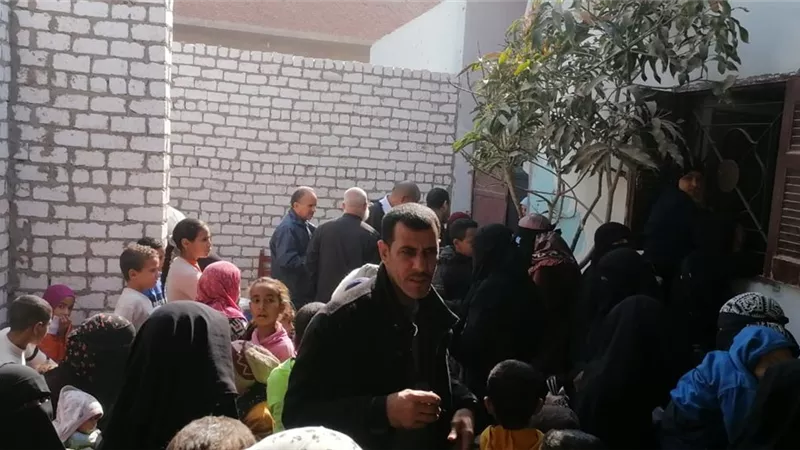 قافلة مستشفى جامعة الأزهر بأسيوط توقّع الكشف على 1000 حالة