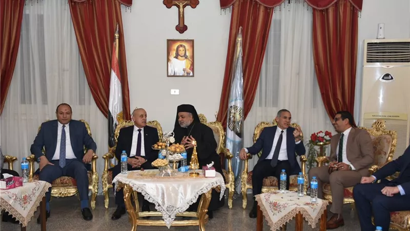 مدير أمن الأقصر والمحافظ يزوران الكنائس لتقديم التهنئة