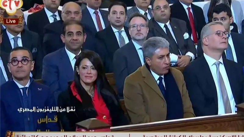 محبة والسلام.. رئيس جامعة بورسعيد يشارك بالحضور في قداس عيد الميلاد المجيد