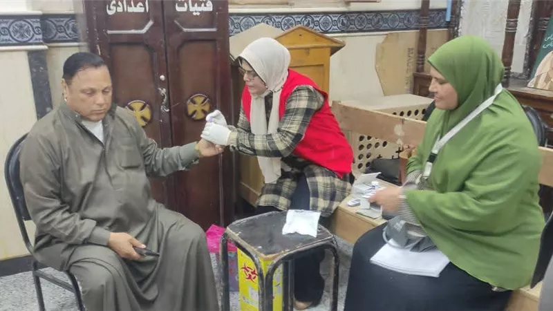 انتشار فرق المبادرات الرئاسية أمام الكنائس لتأمين الخدمات ببني سويف