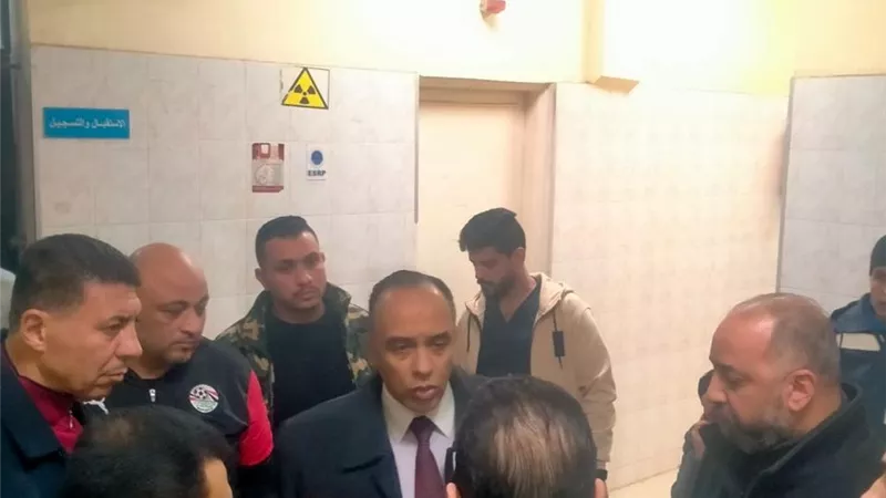 نائب المحافظ يزورمستشفى صدر المنيا للاطمئنان على مصابي حادث الطريق الدائري