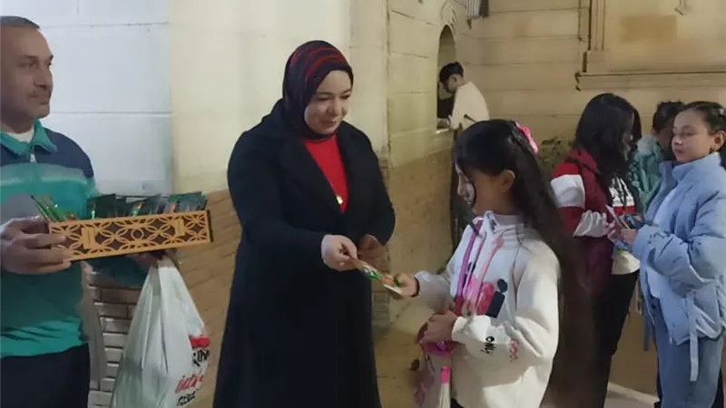 توزيع باقات الزهور والحلوى وكروت التهنئة بمناسبة عيد الميلاد المجيد بدسوق