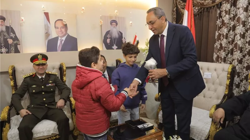 استقبلوه بالورود.. محافظ قنا يوزع هدايا على الأطفال بمناسبة أعياد الميلاد 