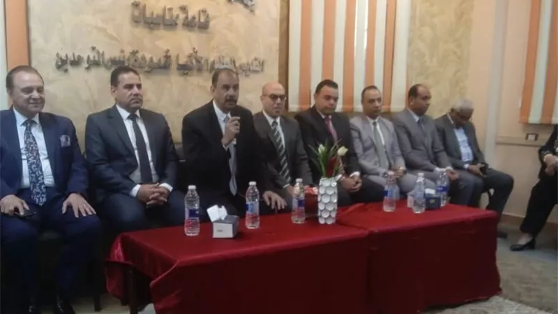 محافظ سوهاج ومدير الأمن يشاركان أطفال 