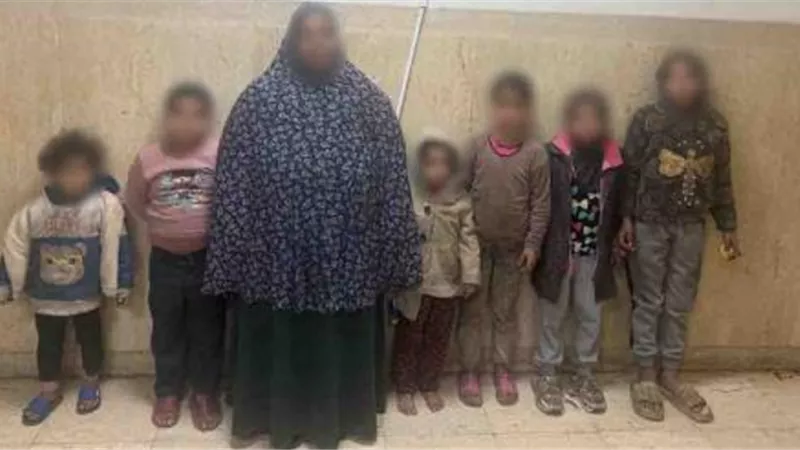 ضبط سيدة تستغل الأطفال في التسول على سلم مترو روض الفرج  