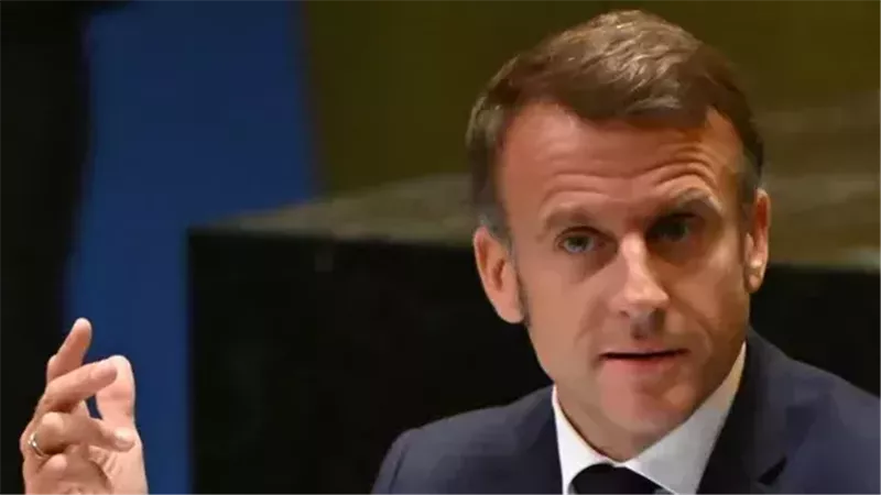 فرنسا تكشر عن أنيابها وتطالب بإقالة الرئيس إيمانويل ماكرون.. ما السبب؟