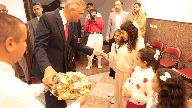 محافظ أسوان يوزع كروت تهنئة الرئيس السيسي والهدايا على الأطفال بالكنائس