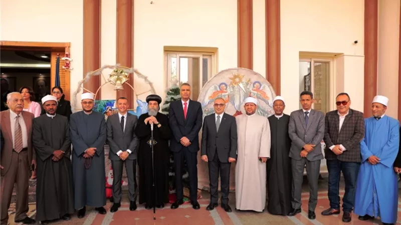 بمناسبة عيد الميلاد المجيد.. محافظ أسوان يتقدم المهنئين للأقباط بالكنائس
