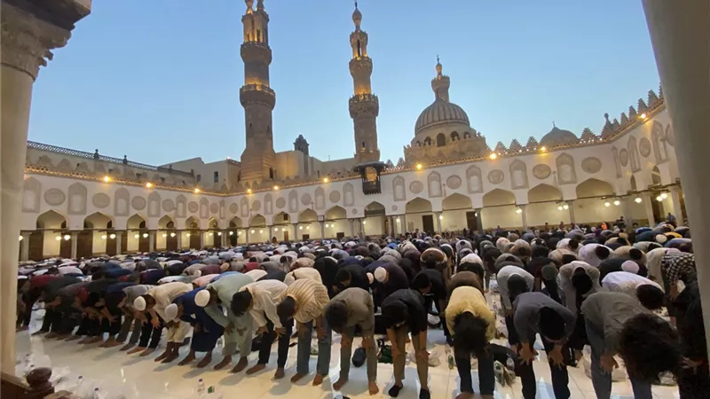 من أين يبدأ الصف خلف الإمام في الصلاة؟ دار الإفتاء تجيب