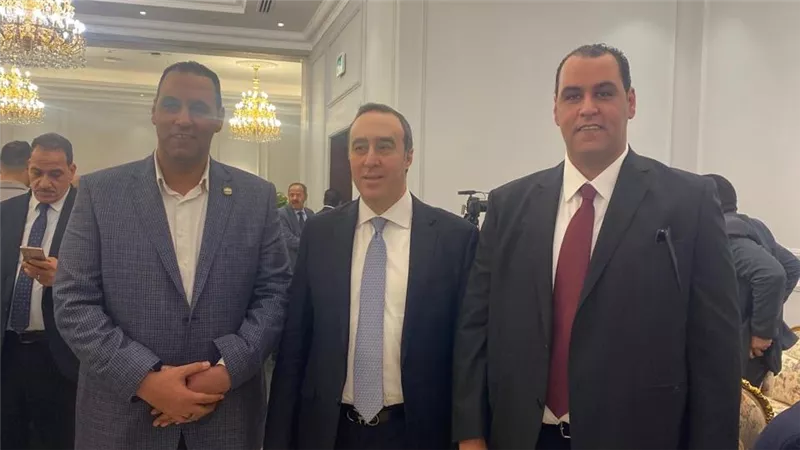 شقيقه التوأم يخطف الأنظار تحت القبة.. كواليس الجدل حول النائب إمام منصور