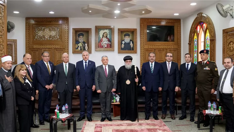 محافظ الإسماعيلية بكنيسة الأنبا بيشوي لتقديم التهنئة بعيد الميلاد|فيديو