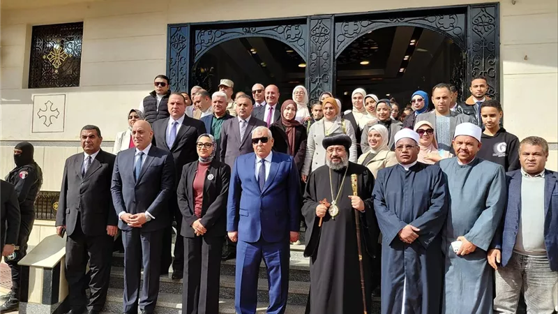  محافظ الوادي الجديد يقدم التهنئة بعيد الميلاد بكنيسة السيدة العذراء