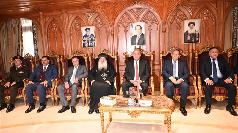 محافظ الغربية يزور كنائس طنطا ويسعد الأطفال بهدايا الرئيس