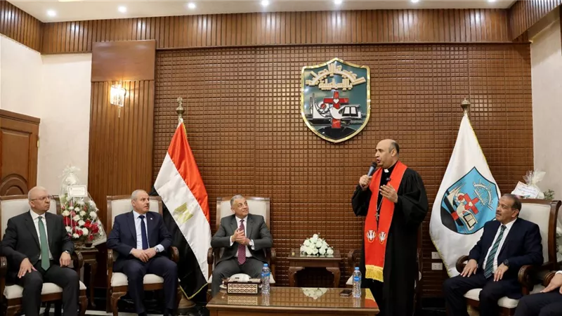 محافظ الإسماعيلية يقدم التهنئة بعيد الميلاد بالكنيسة الإنجيلية|فيديو