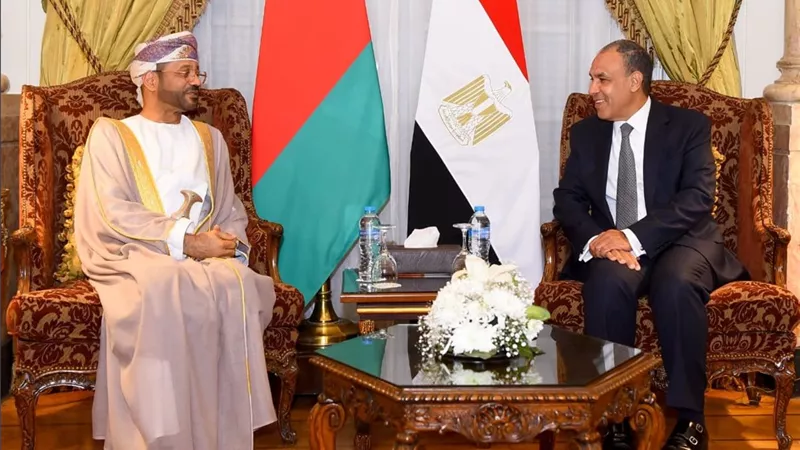 وزير الخارجية ونظيره العماني يستعرضان سبل تعزيز الشراكة الاقتصادية