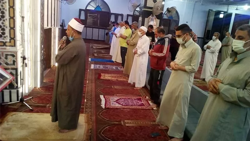 هل يجوز مسك المصحف أثناء الصلاة للقراءة؟.. دار الإفتاء ترد