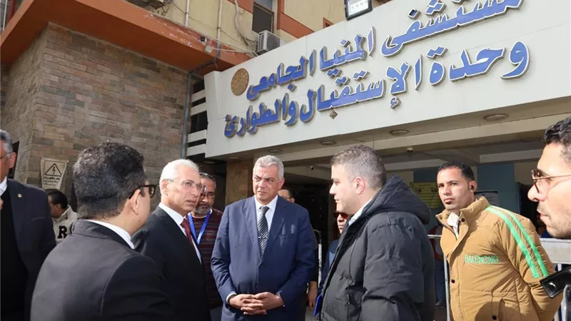 رئيس جامعة المنيا يتفقد مستشفيي الاستقبال والطوارئ والكبد الجامعي