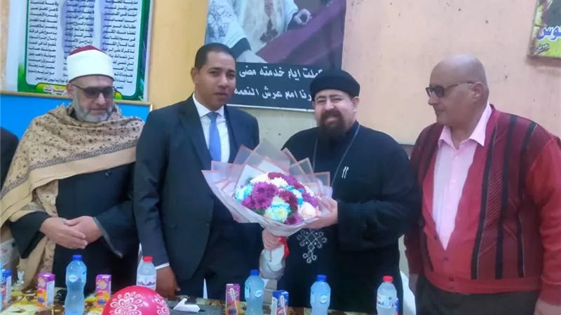 رئيس مدينة المحمودية ووفد من القيادات يقدمون التهاني بعيد الميلاد المجيد