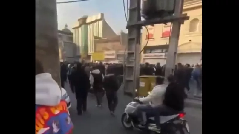 بازار طهران الكبير ينظم احتجاجات ضد النظام الإيراني|فيديو