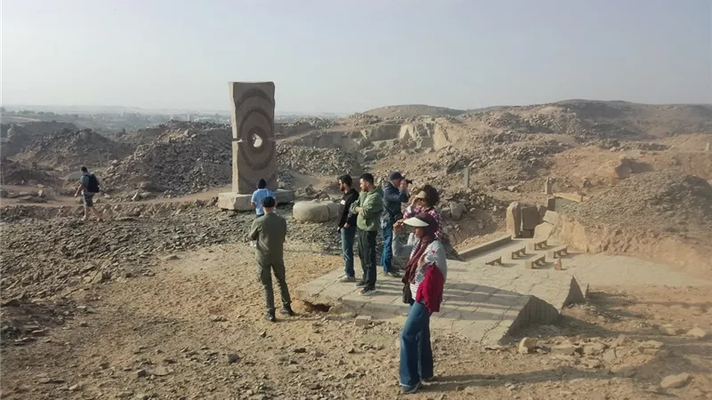 فنانو «سيمبوزيوم» الدولي للنحت يزورون المتحف المفتوح بأسوان