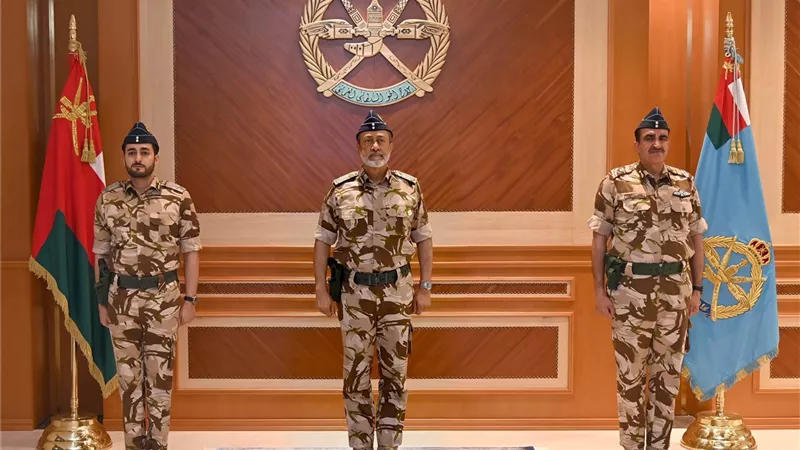 سلطان عمان بالزي العسكري في قاعدة «المصنعة» الجوية| تفاصيل وصور