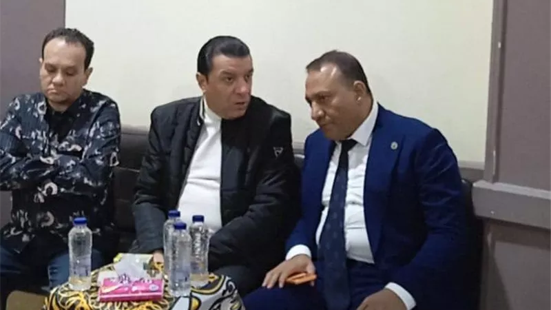 بالصور.. مصطفى كامل في عزاء الفنان الراحل ناصر صقر