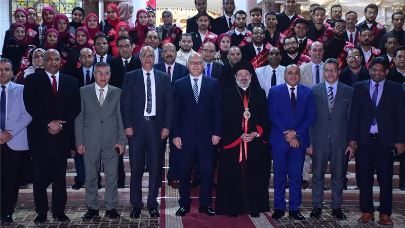 رئيس جامعة سوهاج  يهنئ الأقباط بعيد الميلاد المجيد من قلب الكنائس