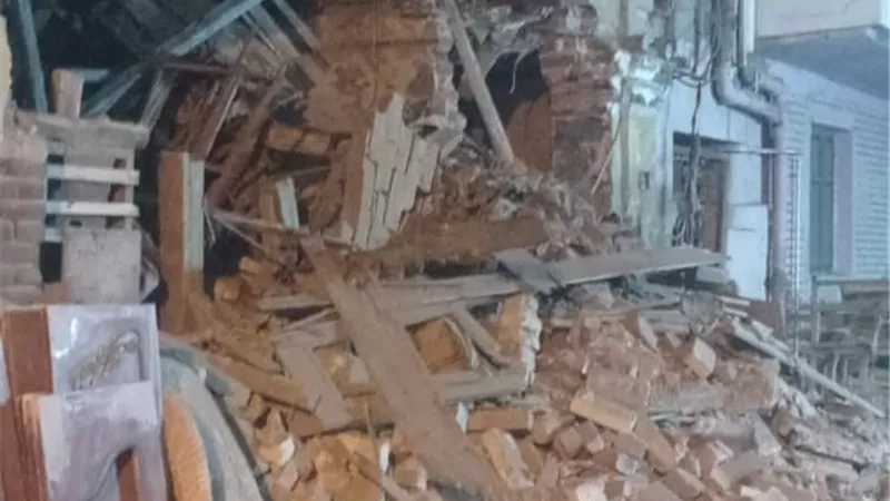 محافظ القليوبية يوجّه بتشكيل لجنة فنية بعد انهيار جزء من مبنى بالقناطر