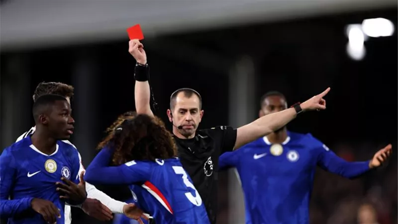 كوكوريلا يحصل على بطاقة حمراء في شوط أول سلبي بين تشيلسي وفولهام