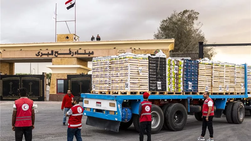 من معبر رفح.. تجهيز 450 شاحنة مساعدات إنسانية تمهيدا لدخولها إلى غزة
