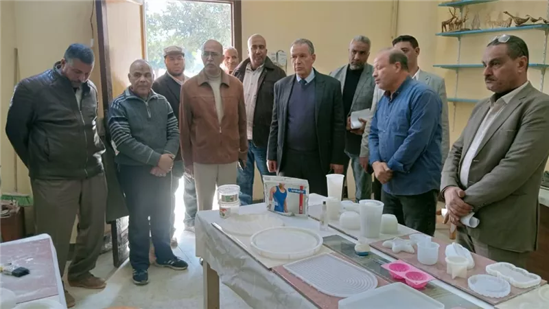 مدير «تعليم أسيوط» يتابع أعمال تجهيز مركز «إبداع» للحرف اليدوية والتراثية