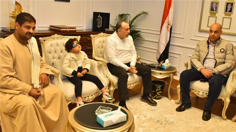 محافظ أسيوط يستقبل طفلا كفيفا وأسرته ويتكفل بعلاجه 