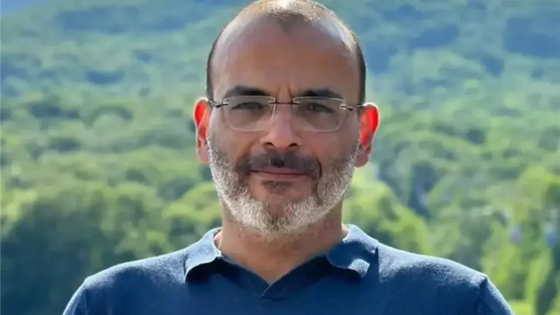 بعد أزمة لقاء سويدان.. أيمن بهجت قمر: «انفد بجلدك من أي حد يُؤذيك»