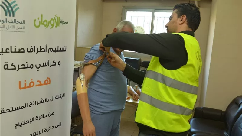 «تضامن الفيوم» يسلم 9 أجهزة تعويضية وكراسي متحركة لذوي الاحتياجات الخاصة