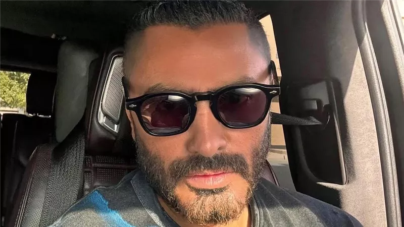 «نسألكم الفاتحة والدعاء».. تامر حسني ينعى والد مي عمر