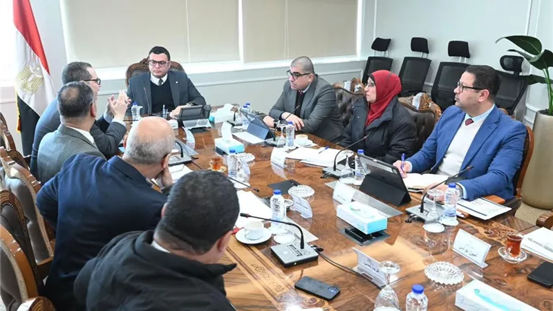 وزير الإسكان يستعرض تصور مشروع سكني في عدة مدن جديدة