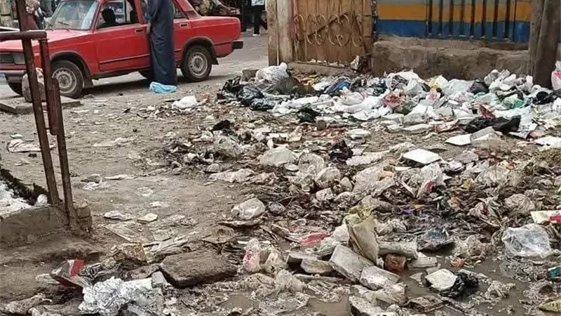 تراكم القمامة بشارع نادي باريس بقليوب يثير غضب الأهالي