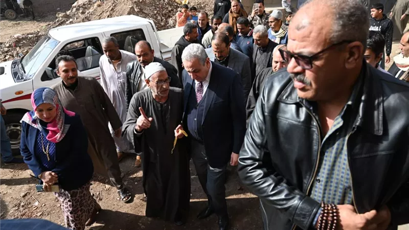 محافظ الغربية يجوب شوارع قرية إبشواي الملق ويستجيب لشكاوى الأهالي