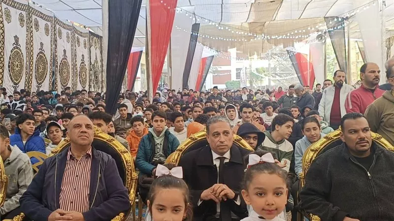 وسط الطلاب..«عطية» يحضر مجموعات التقوية المجانية للشهادة الإعدادية بالجيزة