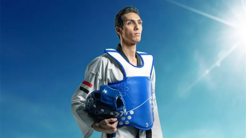 أشرف صبحي يهنئ سيف عيسى بحصوله على جائزة أفضل لاعب في أفريقيا